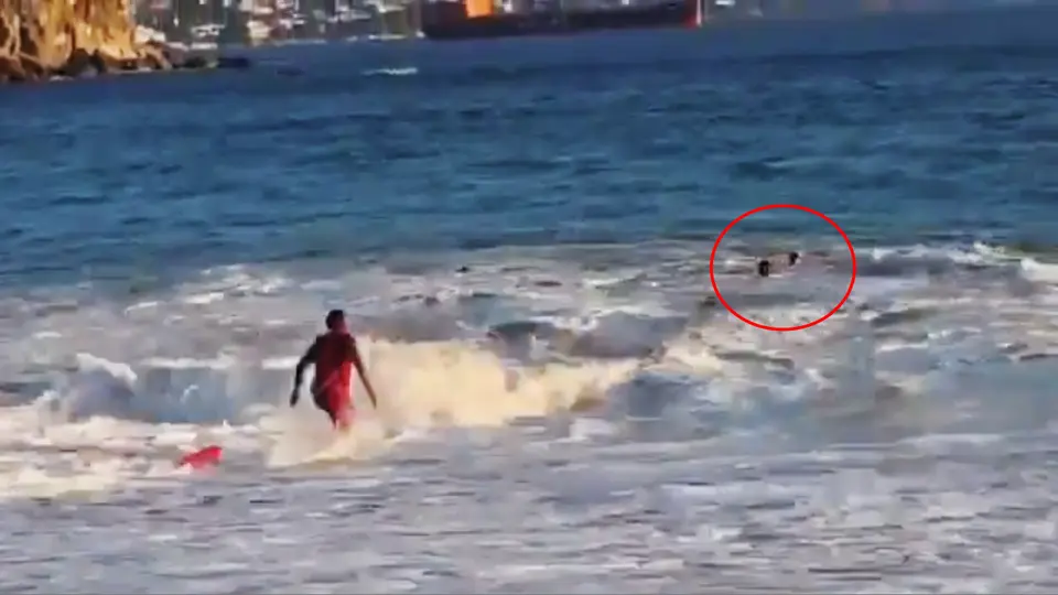 Los rescatistas fueron por los dos turistas al no poder salir por las grandes olas / Redes Sociales