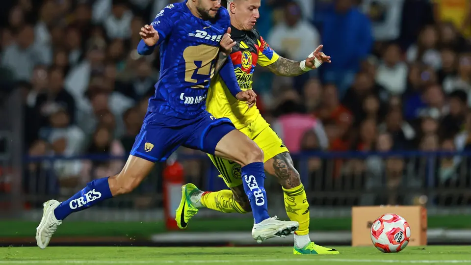 Alan Medina disputa el balón con Brian Rodríguez de América | MEXSPORT