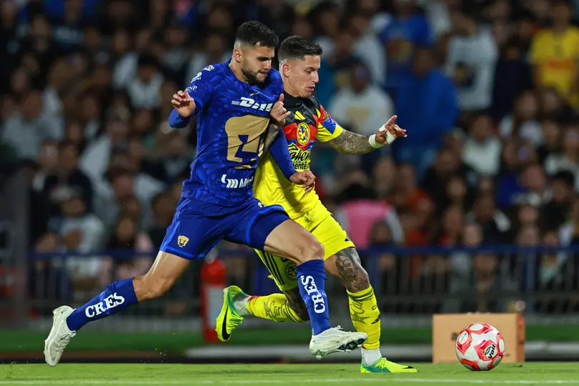 Alan Medina disputa el balón con Brian Rodríguez de América | MEXSPORT