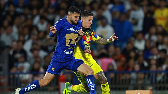 Alan Medina disputa el balón con Brian Rodríguez de América | MEXSPORT