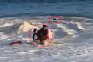 VIDEO: Turistas ignoran bandera roja en Acapulco y por poco no la cuentan