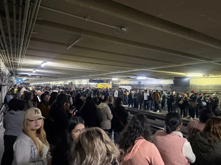 Desde las 8 de la mañana los problemas comenzaron a presentarse en la Línea 2 del Metro / Gina Sánchez