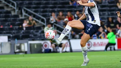 Emily Gielnik pateando el balón l IMAGO7