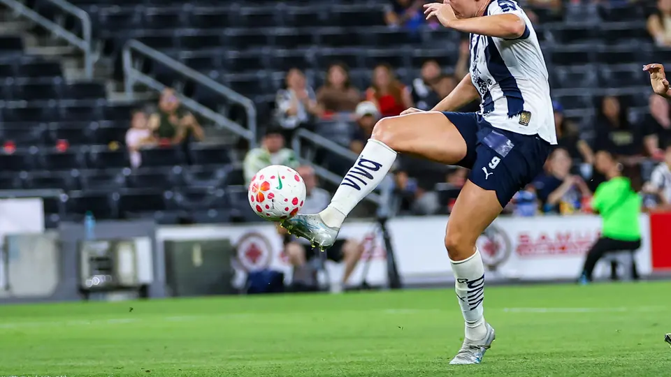 Emily Gielnik pateando el balón l IMAGO7
