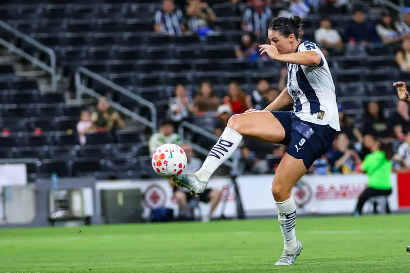 Emily Gielnik pateando el balón l IMAGO7