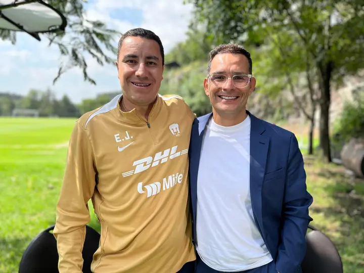 Gustavo Mendoza junto a Efraín Juárez l X: @GusMenTV