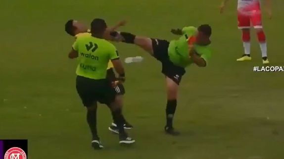 Árbitro agredió a auxiliar técnico en Perú | CAPTURA