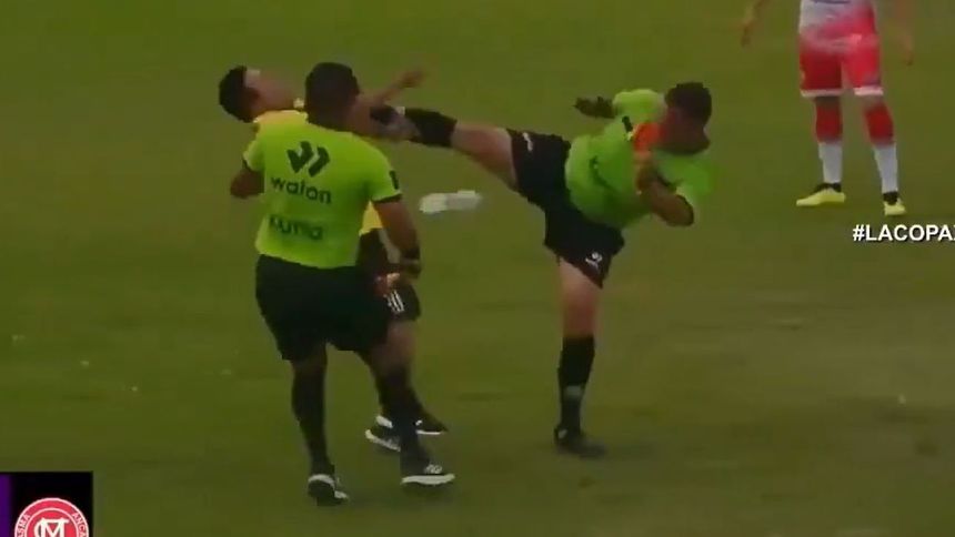 Árbitro agredió a auxiliar técnico en Perú | CAPTURA