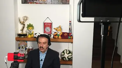 Héctor Huerta graba con un celular l INSTA: @hectorhuertad