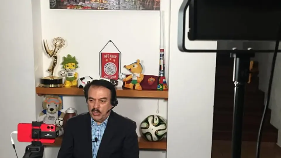 Héctor Huerta graba con un celular l INSTA: @hectorhuertad