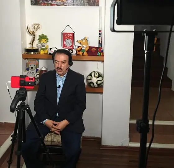 Héctor Huerta graba con un celular l INSTA: @hectorhuertad