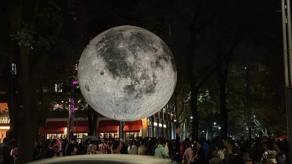 Esta es la forma original de cómo se debe de ver la Luna de Paseo de la Reforma / Redes Sociales