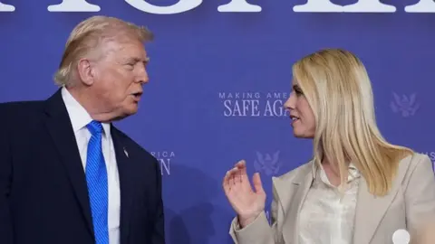 Donald Trump destituye a Pam Bondi como secretaria de Justicia