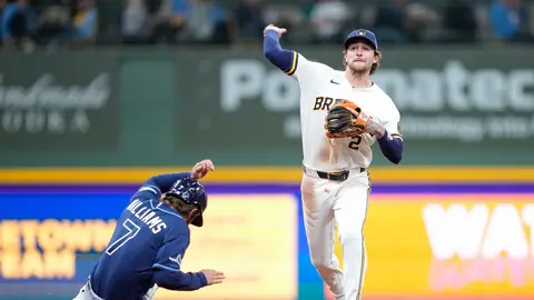 Brice Turang de Milwaukee Brewers en un juego contra los Rays I AP