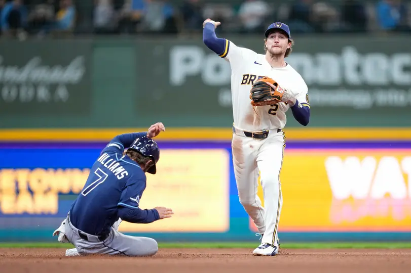 Brice Turang de Milwaukee Brewers en un juego contra los Rays I AP