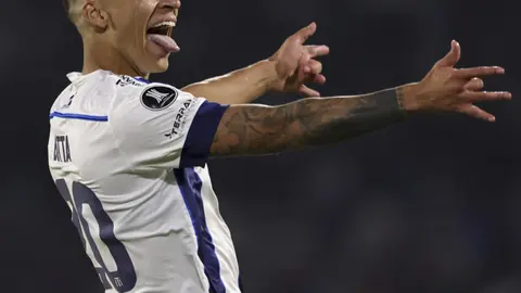 Rubén Botta durante un partido con Talleres l AP