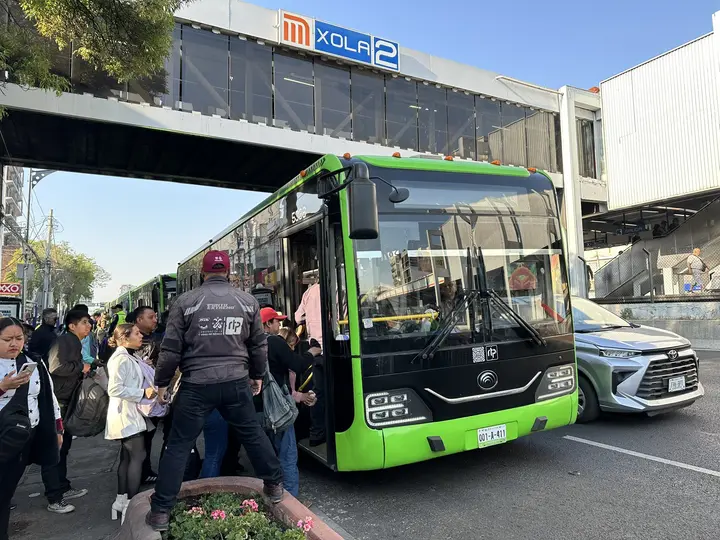 Una revisión en la zona de vías hizo que la marcha de los trenes fuera lenta afectado a los miles de usuarios / X: @israellorenzana
