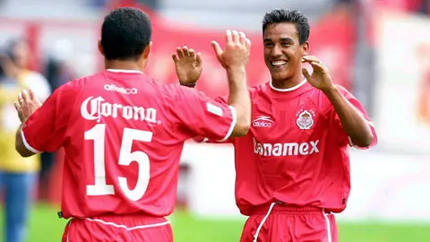 Enrique Alfaro celebra un gol con Toluca en 2001 | MEXSPORT