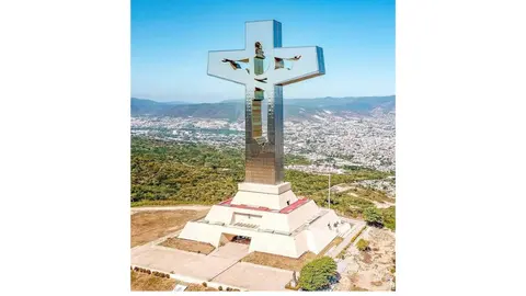 La monumental figura de acero inoxidable representa a Cristo resucitado y es visible desde distintos puntos de la ciudad. / @Cristodecopoyaa