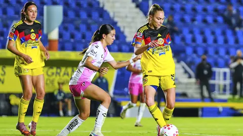 Iliana Jasso e Irene Guerrero disputan un balón l IMAGO7