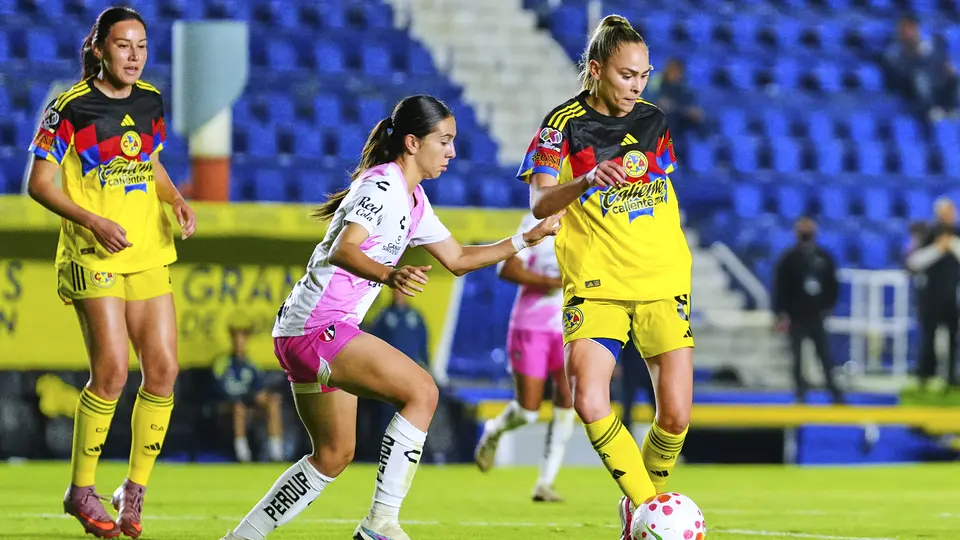 Iliana Jasso e Irene Guerrero disputan un balón l IMAGO7