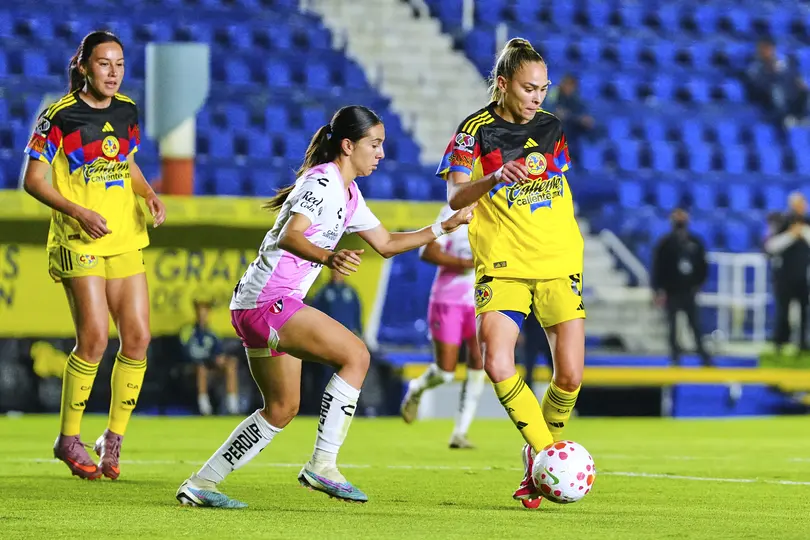 Iliana Jasso e Irene Guerrero disputan un balón l IMAGO7