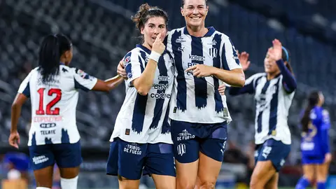 Lucía García y Emily Gielnik festejan el gol l IMAGO7