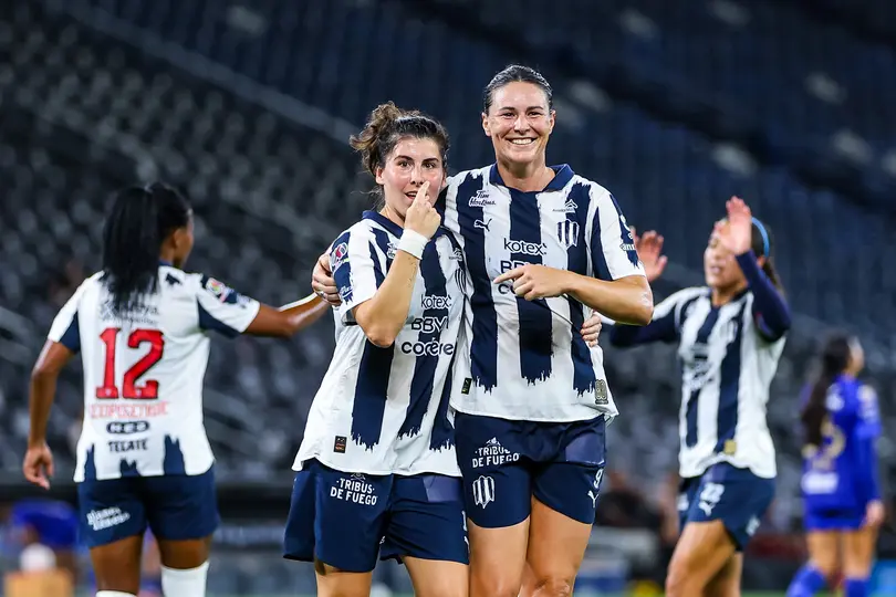 Lucía García y Emily Gielnik festejan el gol l IMAGO7