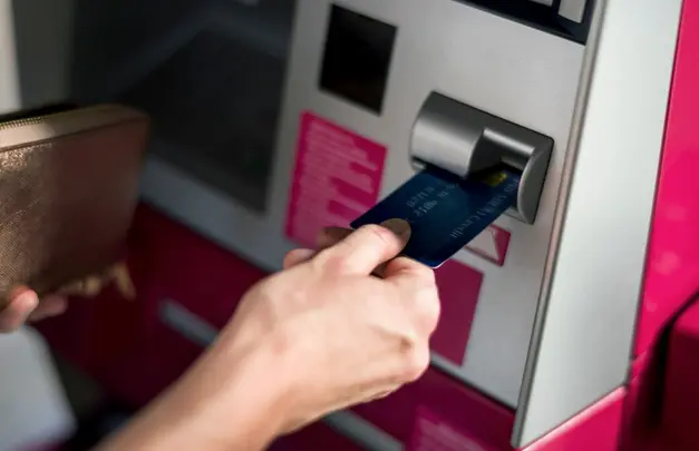 El SAT solo vigila cuando existen depósitos mayores a 15 mil pesos en efectivo / FREEPIK