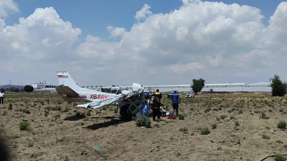 Cuerpos de emergencia acudieron al lugar tras el desplome de la aeronave./ x: @narcoblogger