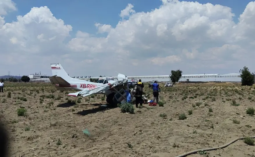 Cuerpos de emergencia acudieron al lugar tras el desplome de la aeronave./ x: @narcoblogger