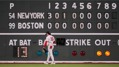 ¡Hartos! Avioneta sobrevuela Fenway Park, casa de Red Sox, con la leyenda "vendan el equipo"
