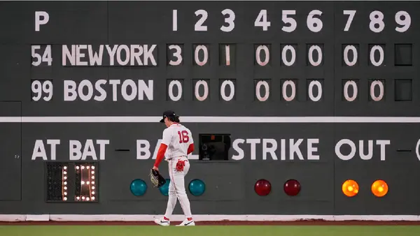 ¡Hartos! Avioneta sobrevuela Fenway Park, casa de Red Sox, con la leyenda "vendan el equipo"