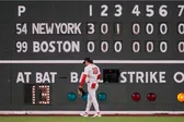 ¡Hartos! Avioneta sobrevuela Fenway Park, casa de Red Sox, con la leyenda "vendan el equipo"