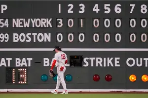 ¡Hartos! Avioneta sobrevuela Fenway Park, casa de Red Sox, con la leyenda "vendan el equipo"