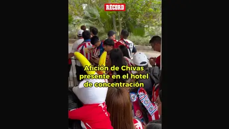 Afición De Chivas Se Hace Presente En El Hotel De Concentración
