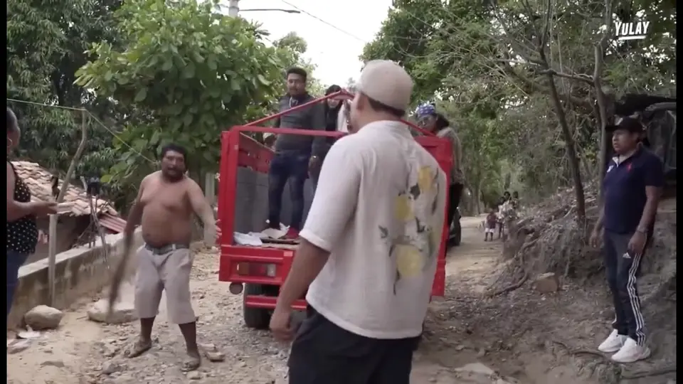 Yulay se llevó un susto cuando un hombre armado lo amenazó para que repartiera más juguetes / Especial
