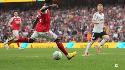 Saka apareció en el partido vs Fulham l AP
