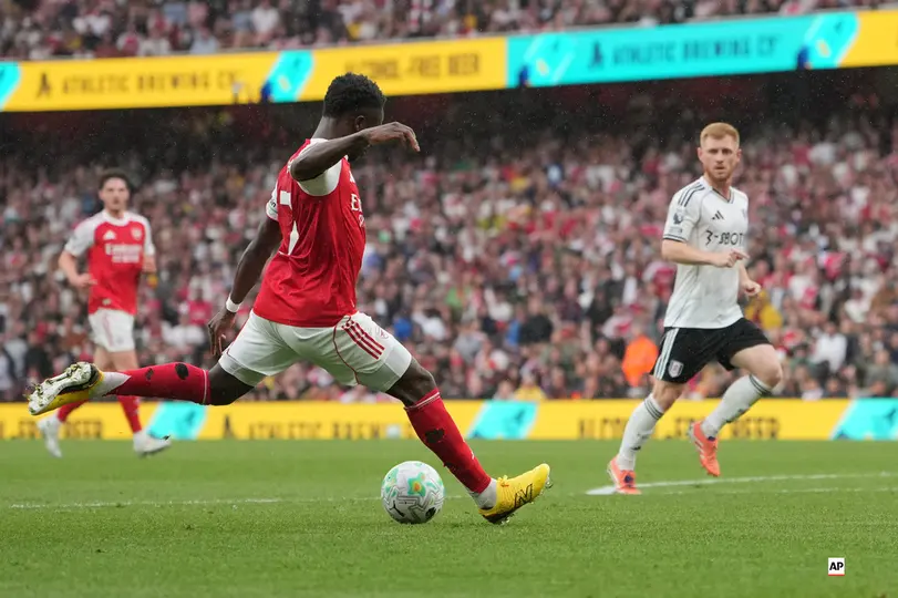 Saka apareció en el partido vs Fulham l AP