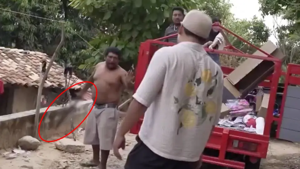VIDEO: Amenazan a Yulay con un machete mientras repartía juguetes en Guerrero