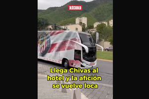 Chivas Llega A Su Hotel Y La Afición Se Vuelve Loca