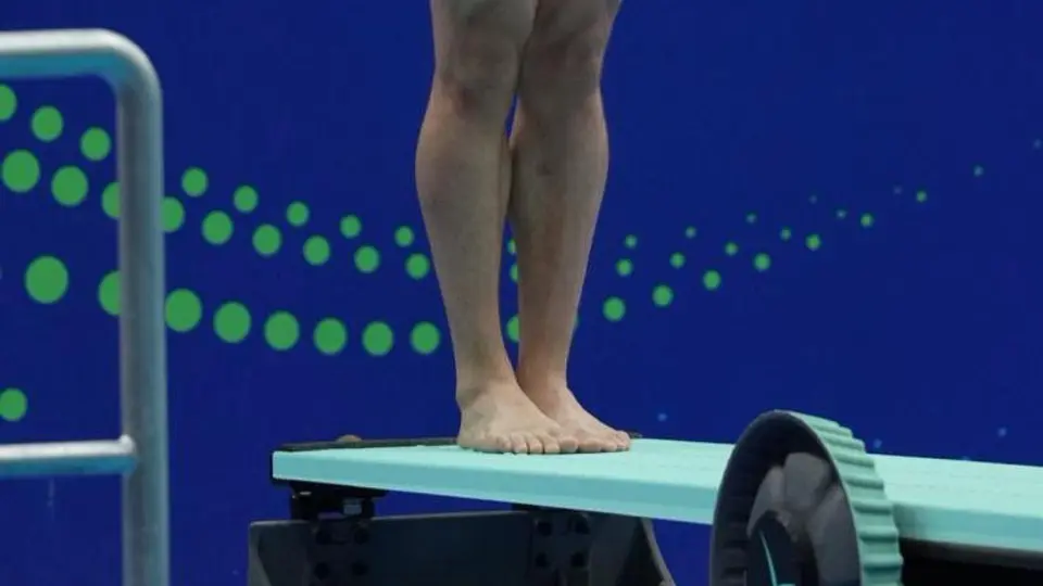Osmar Olvera se cuelga la medalla de bronce en la Súper Final del Mundial de Clavados en China
