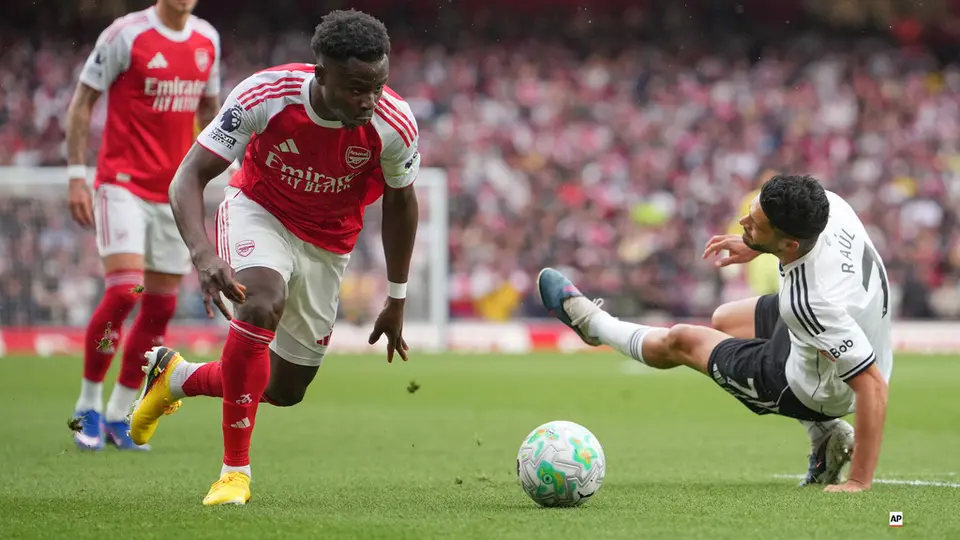 ¡’Se quedó sin cintura’! Raúl Jiménez es exhibido en jugada contra el Arsenal
