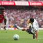 ¡’Se quedó sin cintura’! Raúl Jiménez es exhibido en jugada contra el Arsenal