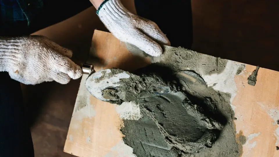 Expertos advierten que su uso puede provocar fisuras, debilitamiento de materiales y fallas en la capacidad de carga / Magnific
