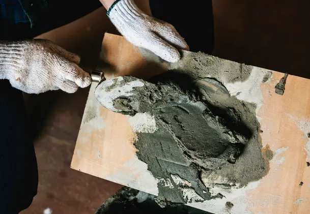 Expertos advierten que su uso puede provocar fisuras, debilitamiento de materiales y fallas en la capacidad de carga / Magnific