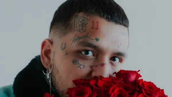 ¿Fue por una exnovia? Nodal cuenta la historia detrás de su primer tatuaje en el rostro