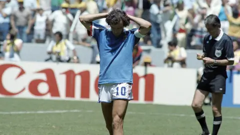 Michel Platini lamenta fallar un penalti, en México 1986. l AFP
