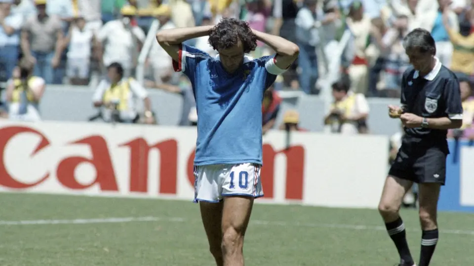 Michel Platini lamenta fallar un penalti, en México 1986. l AFP
