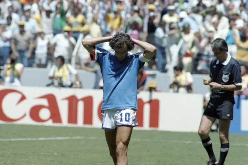 Michel Platini lamenta fallar un penalti, en México 1986. l AFP